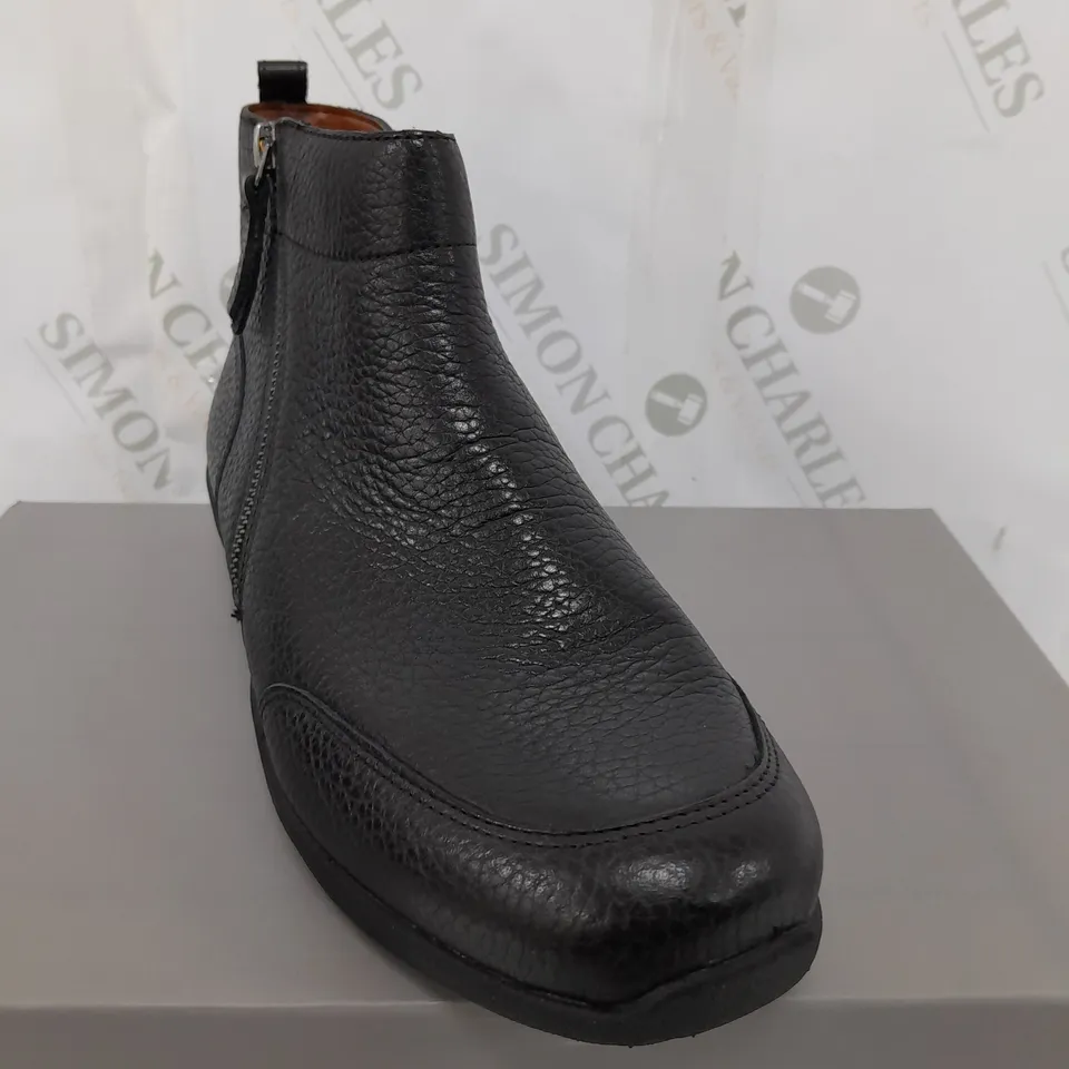UNBOXED PAIR OF VIONIC LOIS BOOTS IN BLACK UK SIZE 6