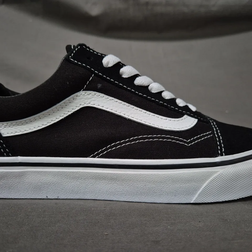 BOXED PAIR OF VANS OLD SKOOL SHOES IN BLACK/WHITE UK SIZE 6