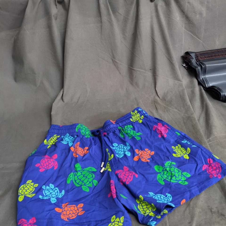 VILLEBREQUIN MEN'S SWIM SHORTS – COSTUME DE BAIN À ST-TROPEZ – BLUE WITH MULTICOLOUR TURTLE PRINT (SIZE M)