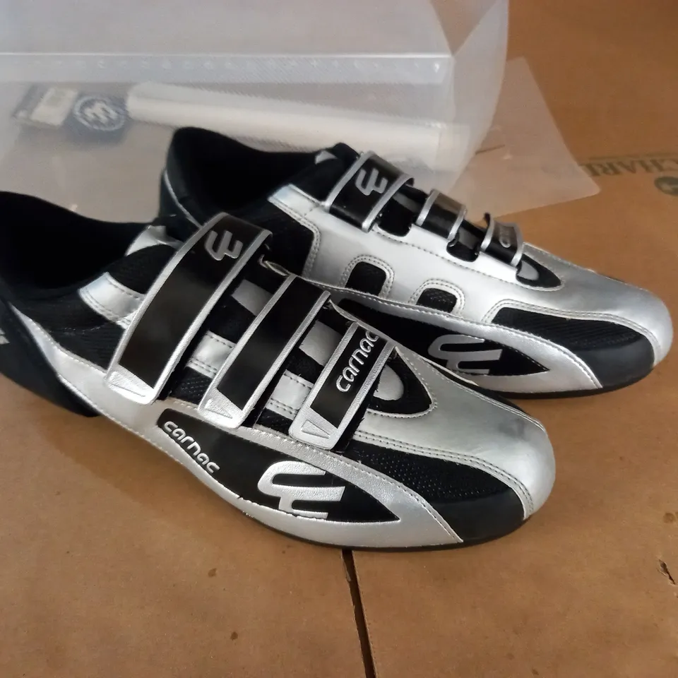 PAIR OF CARNAC EOS CYCLING SHOES WITH RUBBER SOLES IN SILVER BLACK - FR 45 US 12