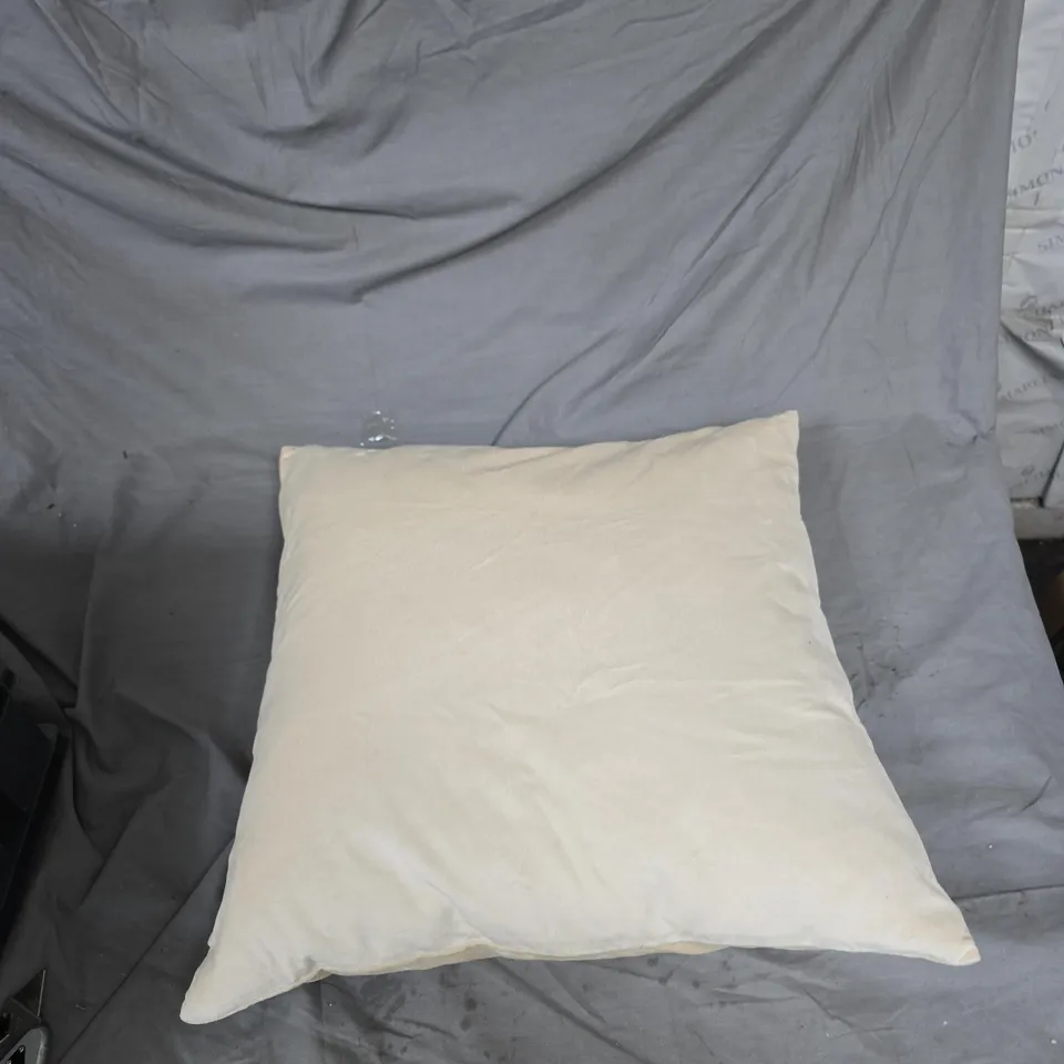 BOX OF APPROXIMATELY 5 ASSORTED ITEMS TO INCLUDE: SQUARE PILLOW 