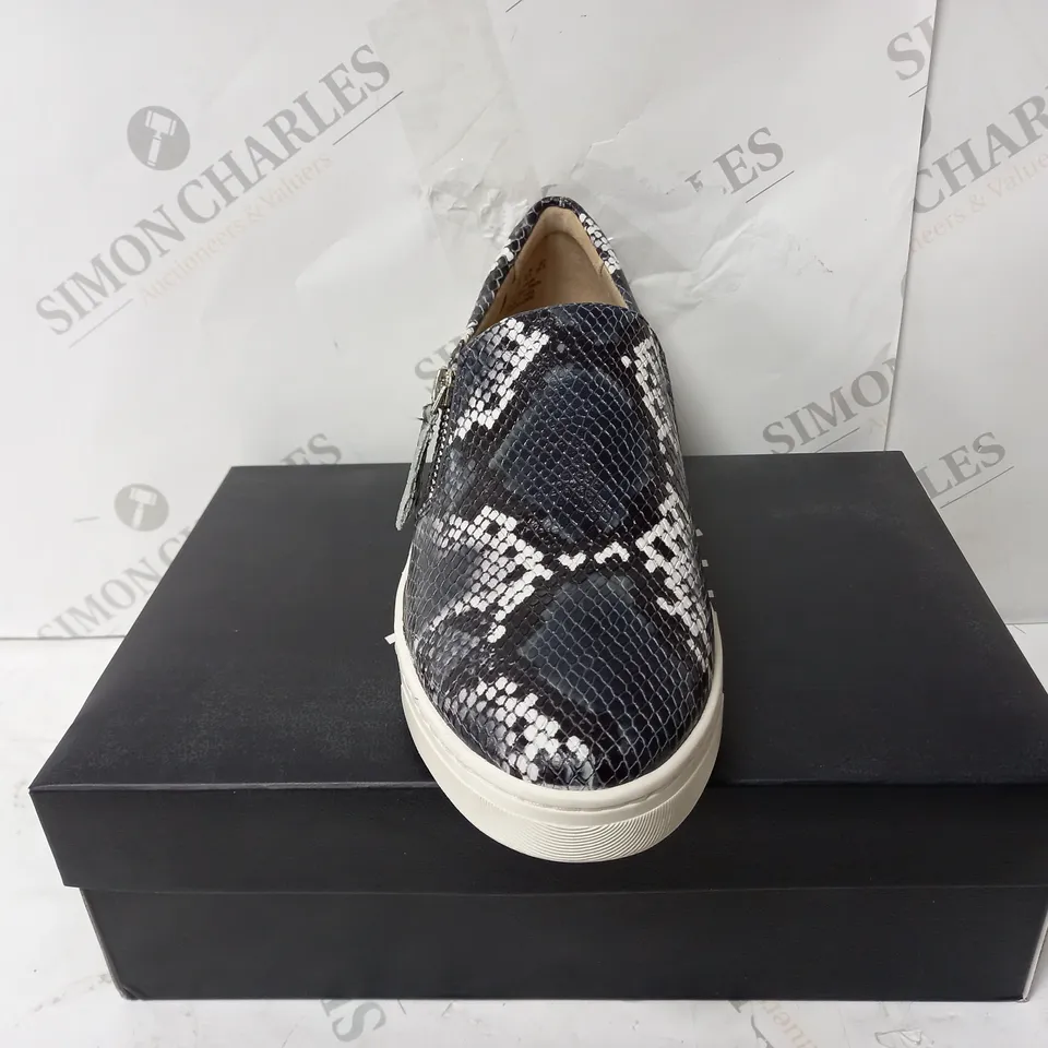 BOXED PAIR OF NATURALIZER PLATFORM SLIP ON SHOES - SIZE 6