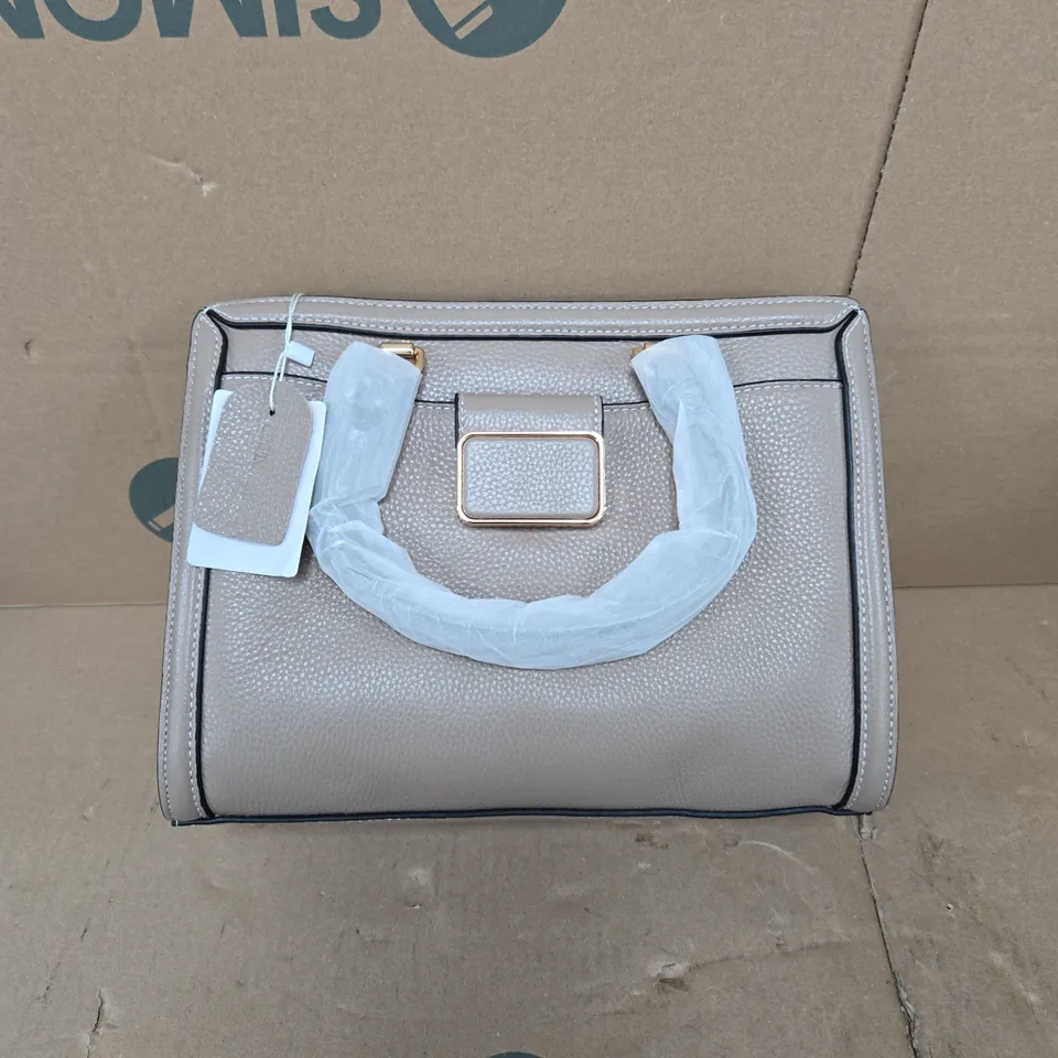 GREY PEBBLE-TEXTURED HANDBAG WITH GOLD-TONE BUCKLE 