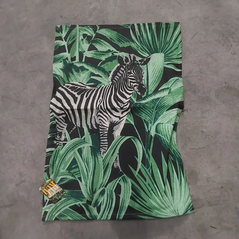 BAG TO CONTAIN APPROX 12 X ZEBRA PATTERN RUGS // SIZE: 60 X 90cm