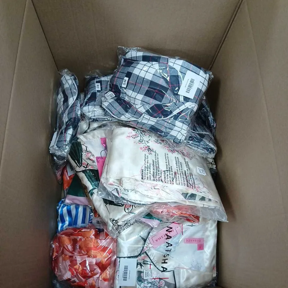 BOX OF APPROXIMATELY 20 CLOTHING AND FASHION ITEMS - VARIOUS COLOURS, SIZES AND STYLES