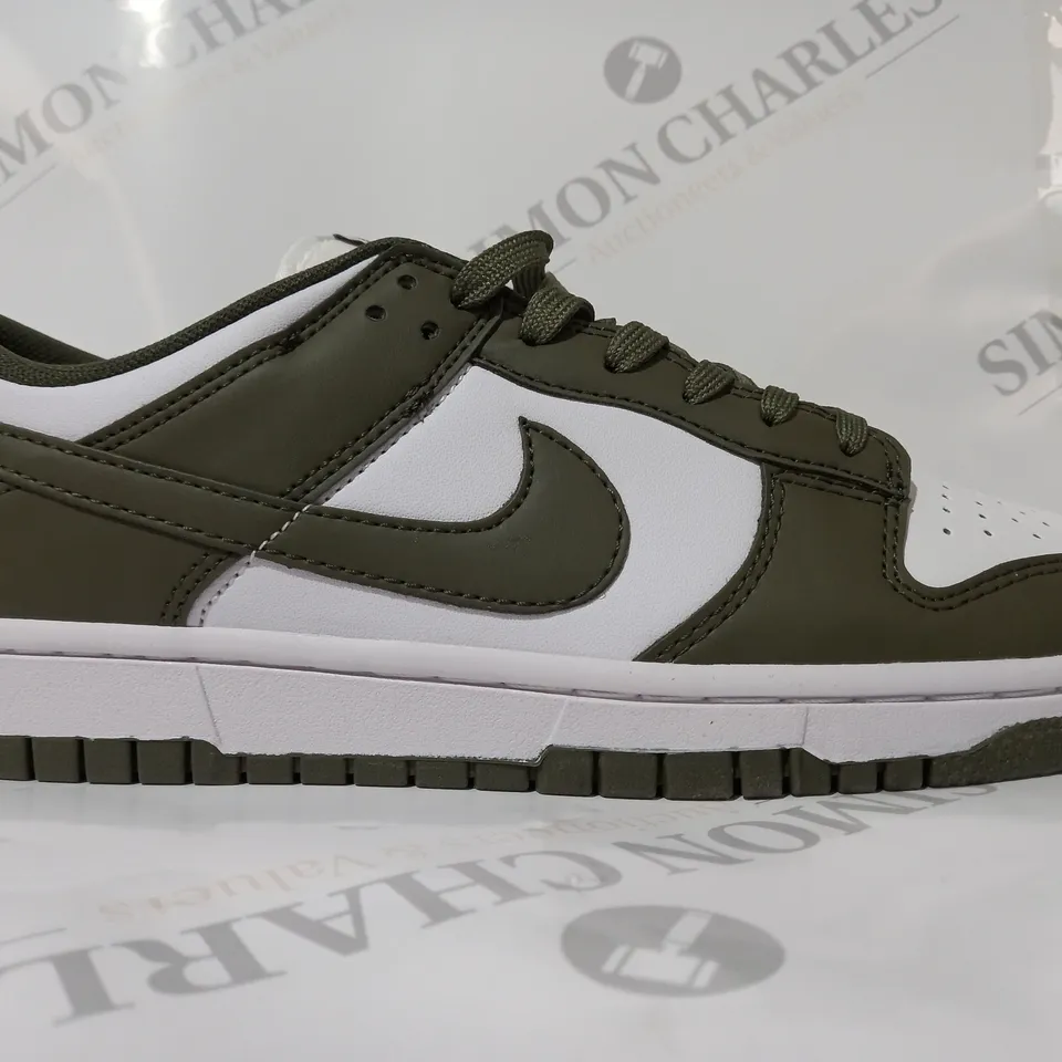 BOXED PAIR OF NIKE DUNK LOW TRAINERS IN WHITE/SAGE UK SIZE 8