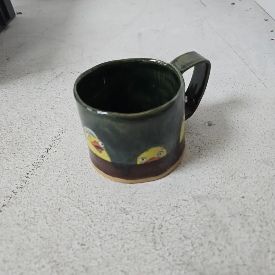 TOTE OF APPROXIMATELY 10 ASSORTED FRAGILE ITEMS TO INCLUDE: LONLEY RADDISH MUG 