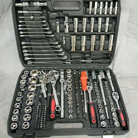 SOCKET SET TOOLBOX WITH RATCHETS IN BLACK CARRY CASE