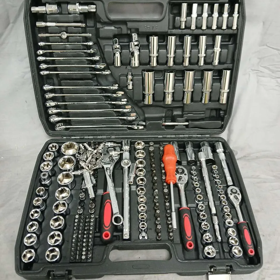 SOCKET SET TOOLBOX WITH RATCHETS IN BLACK CARRY CASE