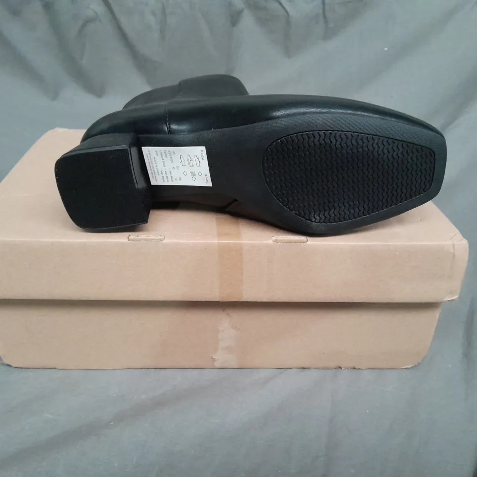 BOXED PAIR OF WOMENS SIDE ZIP SHOES SIZE 8