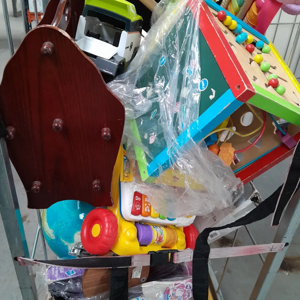 CAGE OF APPROXIMATELY 10 ASSORTED HOUSEHOLD ITEMS TO INCLUDE BOW & ARROW TOY, TENNIS RACKET, ETC - COLLECTION ONLY