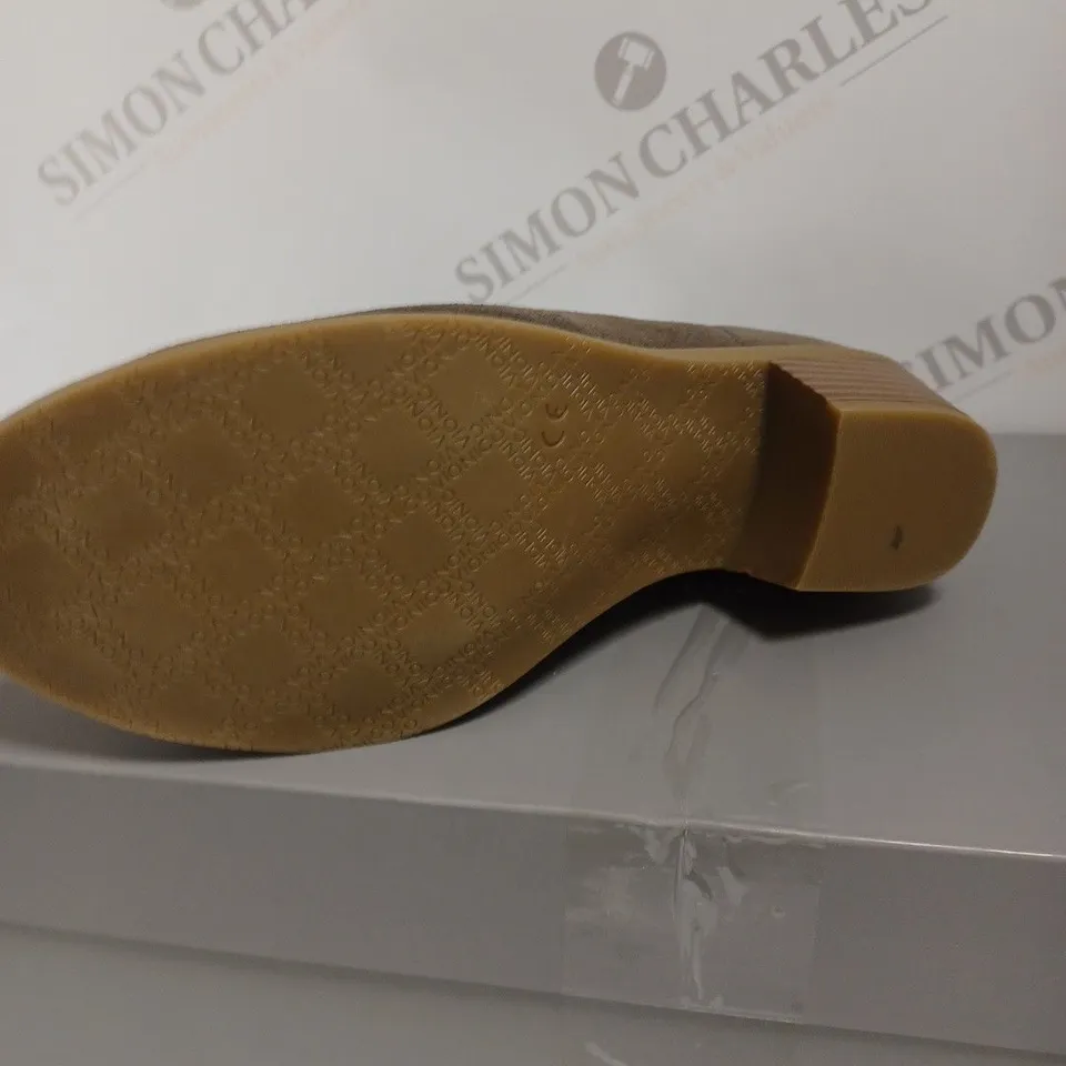BOXED VIONIC VERA ANKLE BOOTS, GRIEGE - SIZE 4 
