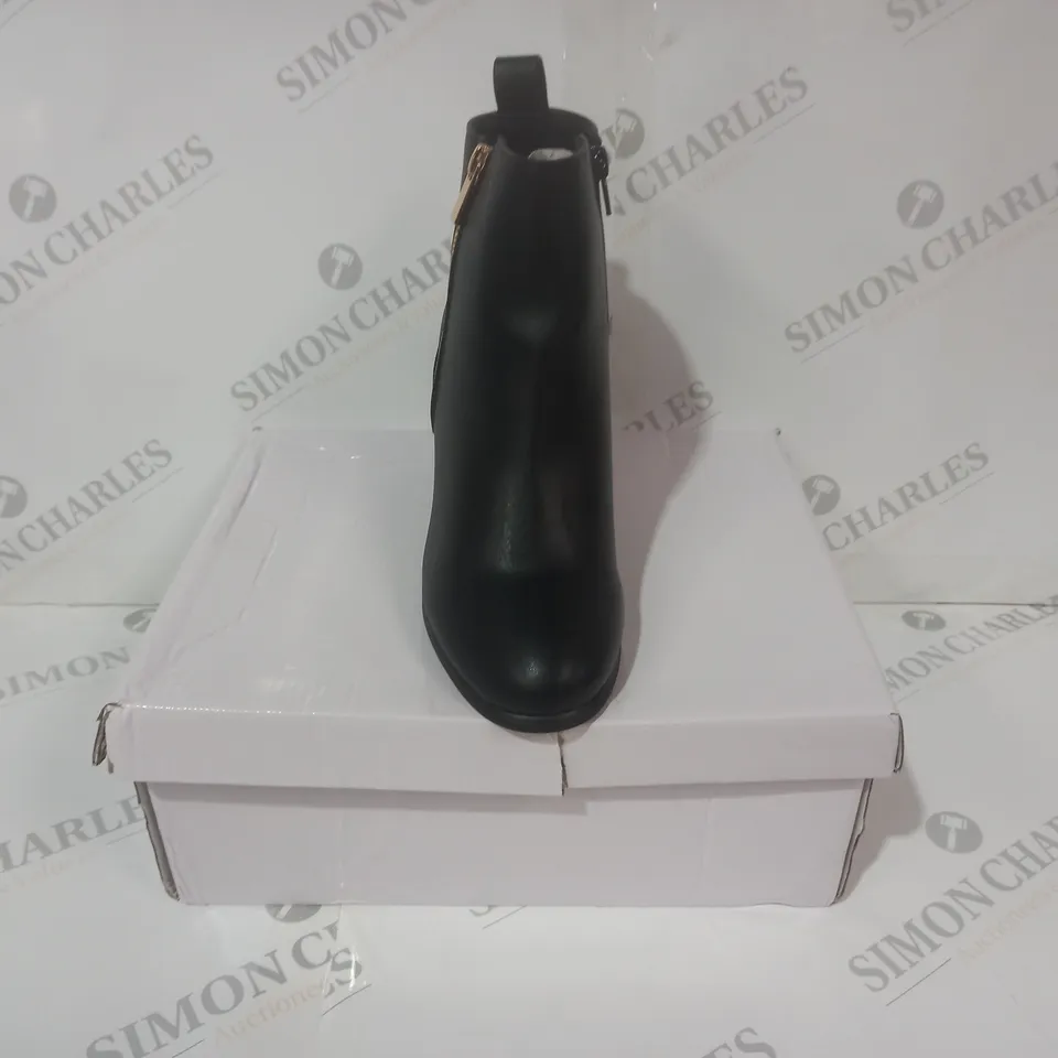 BOXED PAIR OF DESIGNER BLOCK HEEL SIDE-ZIP ANKLE BOOTS IN BLACK SIZE 4