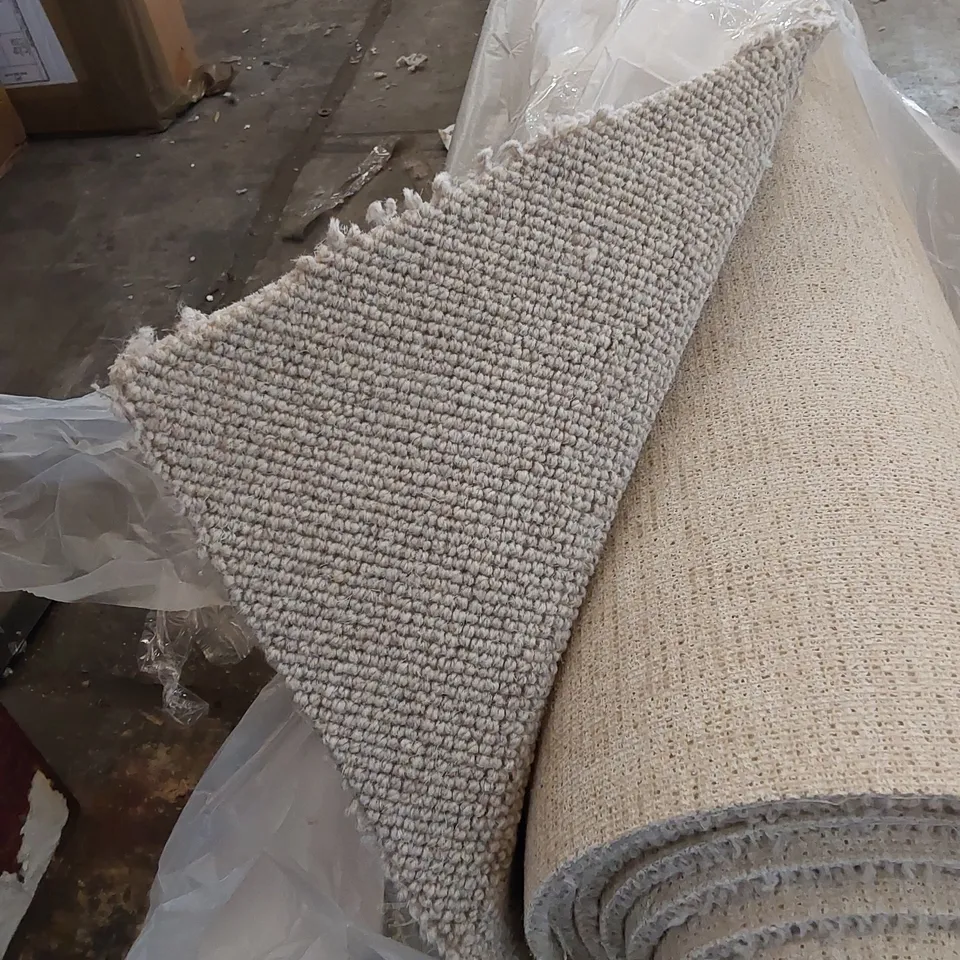 ROLL OF QUALITY SISAL WEAVE FLAXEN STYLE CARPET // SIZE: UNSPECIFIED 