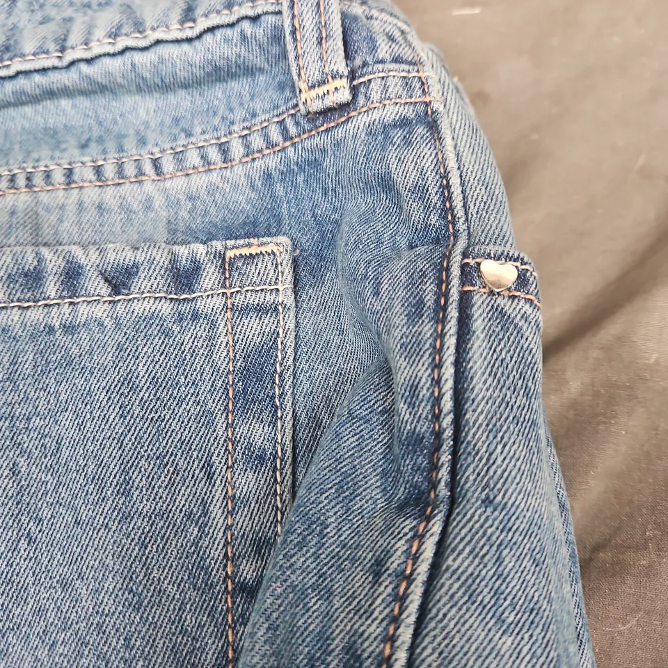 HOLLISTER WOMEN’S LOW-RISE BAGGY JEANS – W29 SHORT