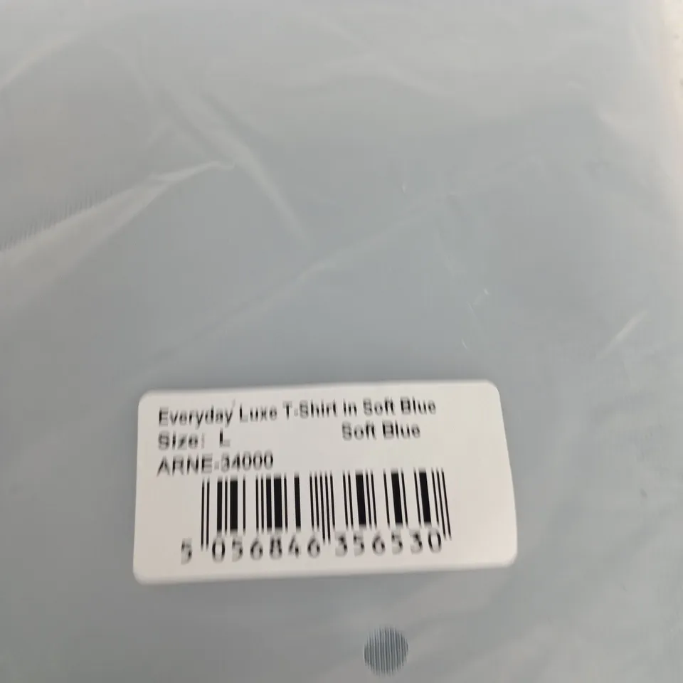 ARNE EVERYDAY LUXE T‑SHIRT IN SOFT BLUE – SIZE L