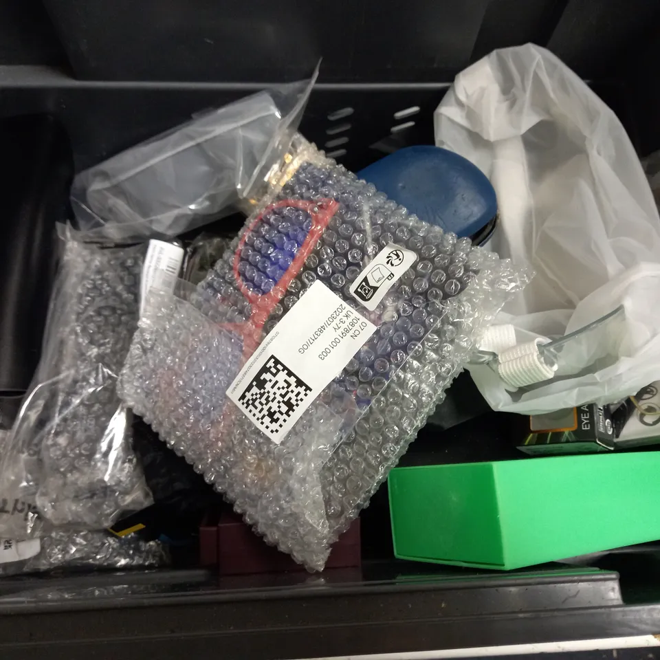 BOX OF APPROX 10 ASSORTED ITEMS INCLUDING PRESCRIPTION GLASSES, FASHION GLASSES AND JEWELLERY