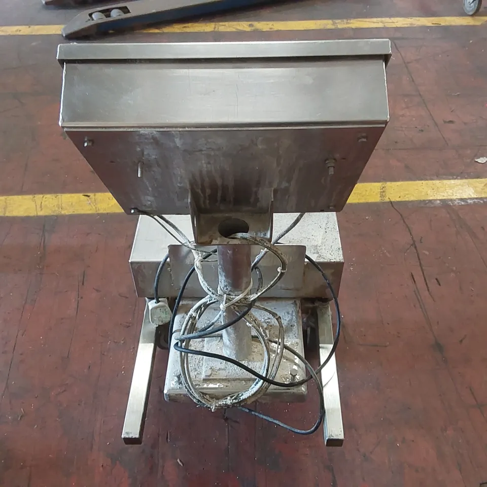 AVERY BERKEL L116 PORTABLE SCALE
