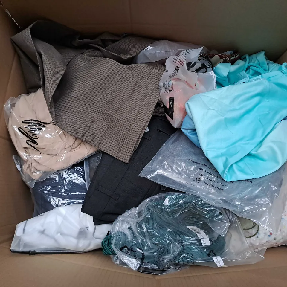 APPROXIMATELY 25 ASSORTED CLOTHING ITEMS IN VARIOUS SIZES TO INCLUDE PANTS, HOODIE, COAT, ETC