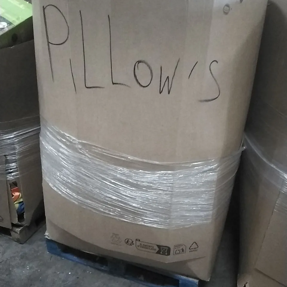 A PALLET CONTAINING A LARGE QUANTITY OF ASSORTED PILLOWS ETC