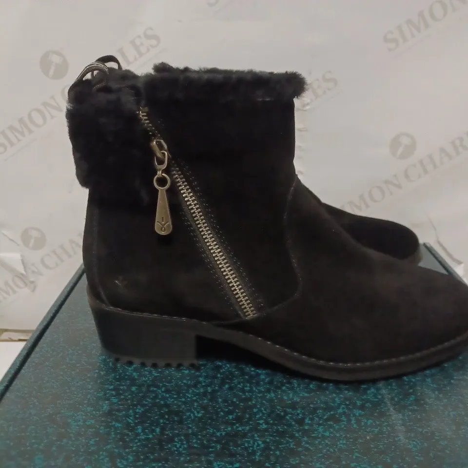 EMU AUSTRAILIA MERCK BLACK ZIP UP BOOTS - SIZE 8