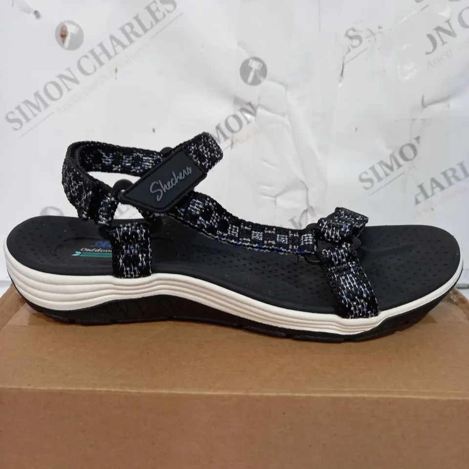 BOXED PAIR OF SKECHERS OPEN TOE STRAPPY SANDALS SIZE 7