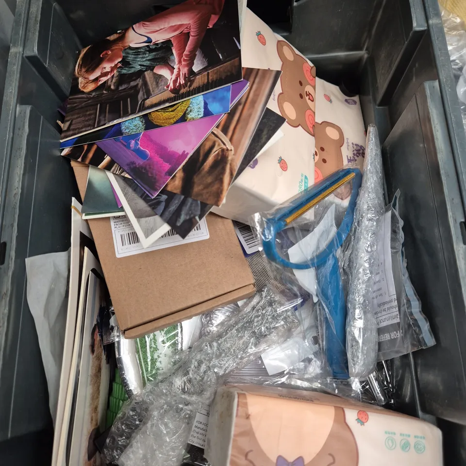 APPROXIMATELY 15 ASSORTED HOUSEHOLD ITEMS TO INCLUDE LIFE BRANCHES BOOKMARK, WILDLIFE COASTERS AND BALLOON GLUE