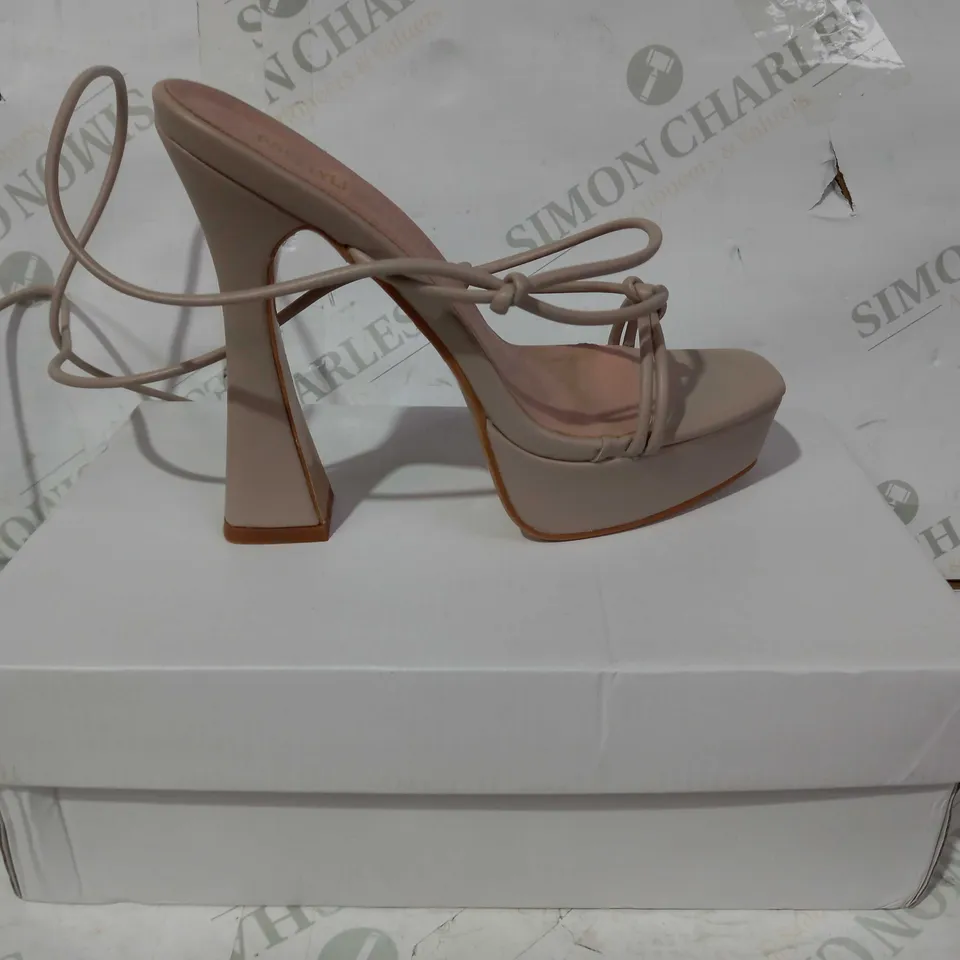 BOXED PAIR OF PRETTY LITTLE THING BLOCK HEELED SANDALS IN NUDE COLOUR UK SIZE 5