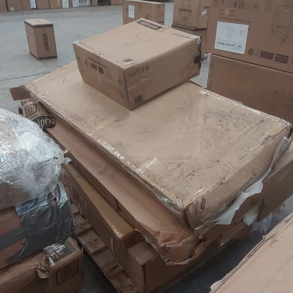 PALLET CONTAINING A LARGE QUANTITY OF ASSORTED DESIGNER FURNITURE PARTS