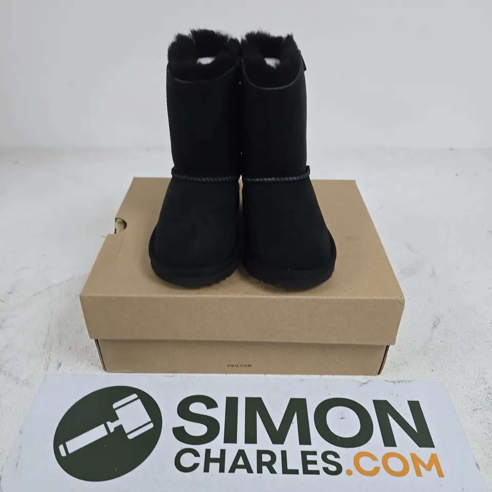 BOXED PAIR OF UGG CHILDRENS T BAILEY BOW II BOOTS IN BLACK - UK 8