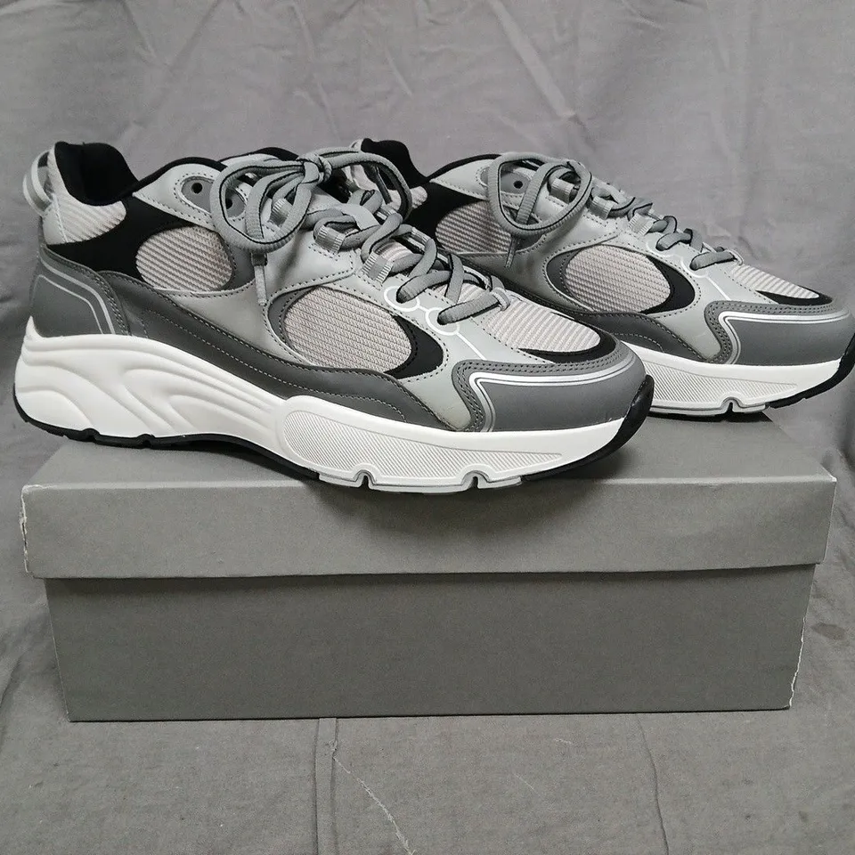 BOXED PAIR OF CLEENS PULSE RUNNER TRAINERS IN MOON GREY SIZE UK 10.5