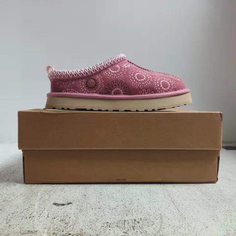 BOXED PAIR OF UGG K TAZZ SUN STITCH SHOES IN PINK SIZE UK 3