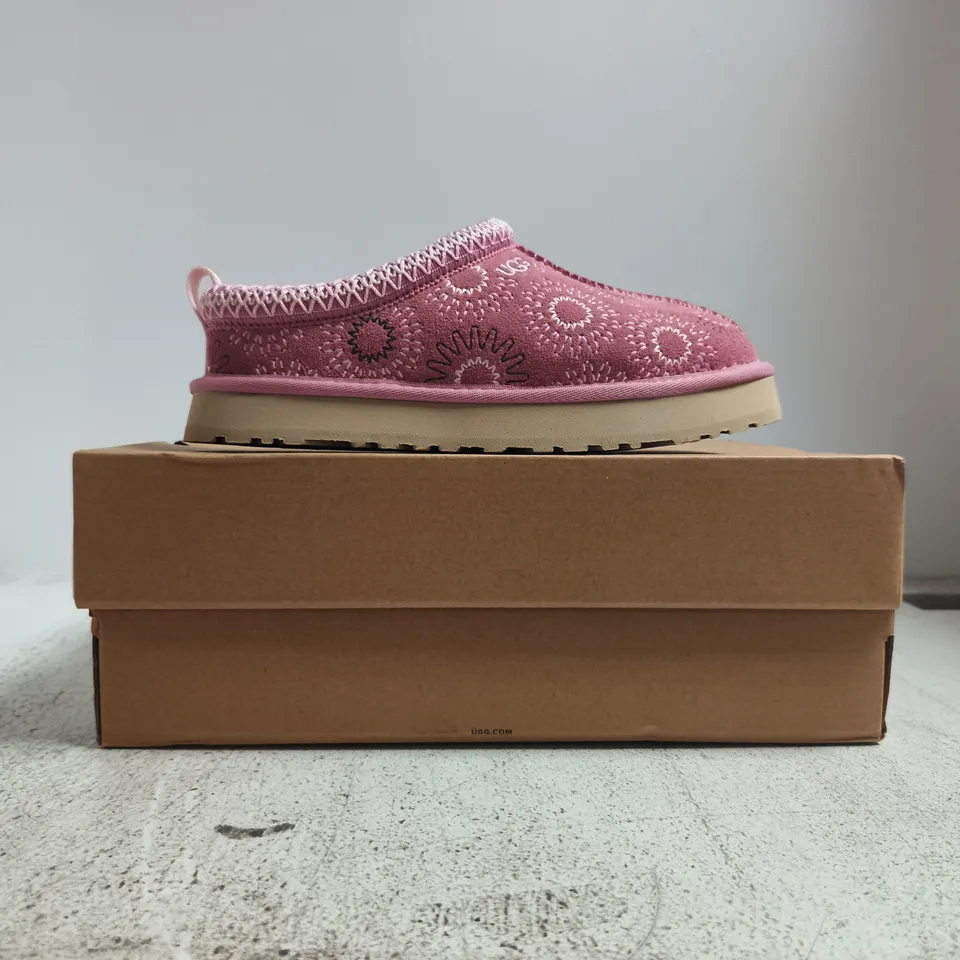 BOXED PAIR OF UGG K TAZZ SUN STITCH SHOES IN PINK SIZE UK 3