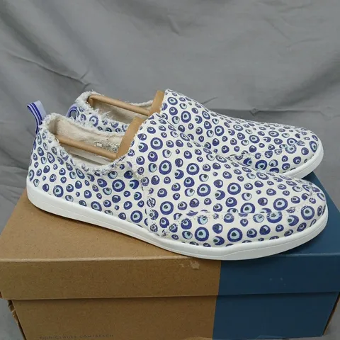 BOXED PAIR OF VIONIC BEACH MALIBU SHOES IN MARSHMALLOW SIZE 5.5