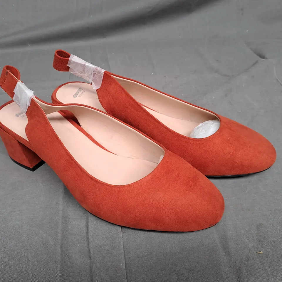 BOX OF APPROXIMATLY 5 SHOES VARIOUS SIZES AND DESIGNS