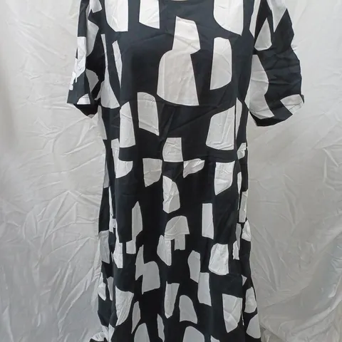 YESNO ABSTRACT SHORT SLEEVE MAXI DRESS, BLACK/WHITE - SIZE 2XL 