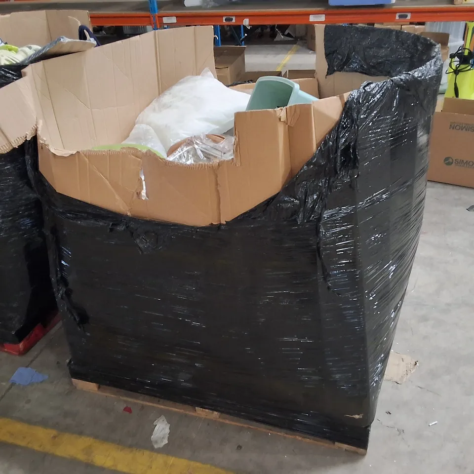 PALLET CONTAINING ASSORTED PRODUCTS INCLUDING GREEN PLASTIC BIN, STAINLESS STEEL ROASTING TIN, PILLOWS & ASSORTED CLOTHING