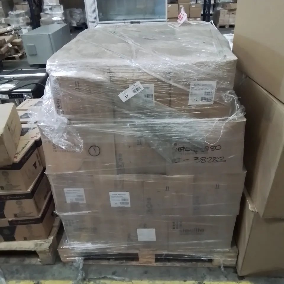 PALLET CONTAINING LARGE AMOUNT OF TILTED SIDE POTS/RAMEKINS (GREEN AND WHITE)