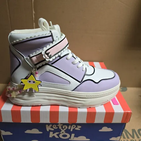 BOXED PAIR OF KOI X KETNIPZ UR A STAR HIGH TOP TRAINERS –UK 8 