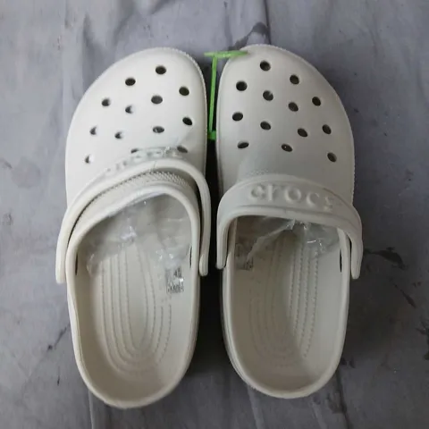 CROCS CLASSIC BAE CLOG – WOMEN'S, WHITE (EU 37-38 / UK 4-5)