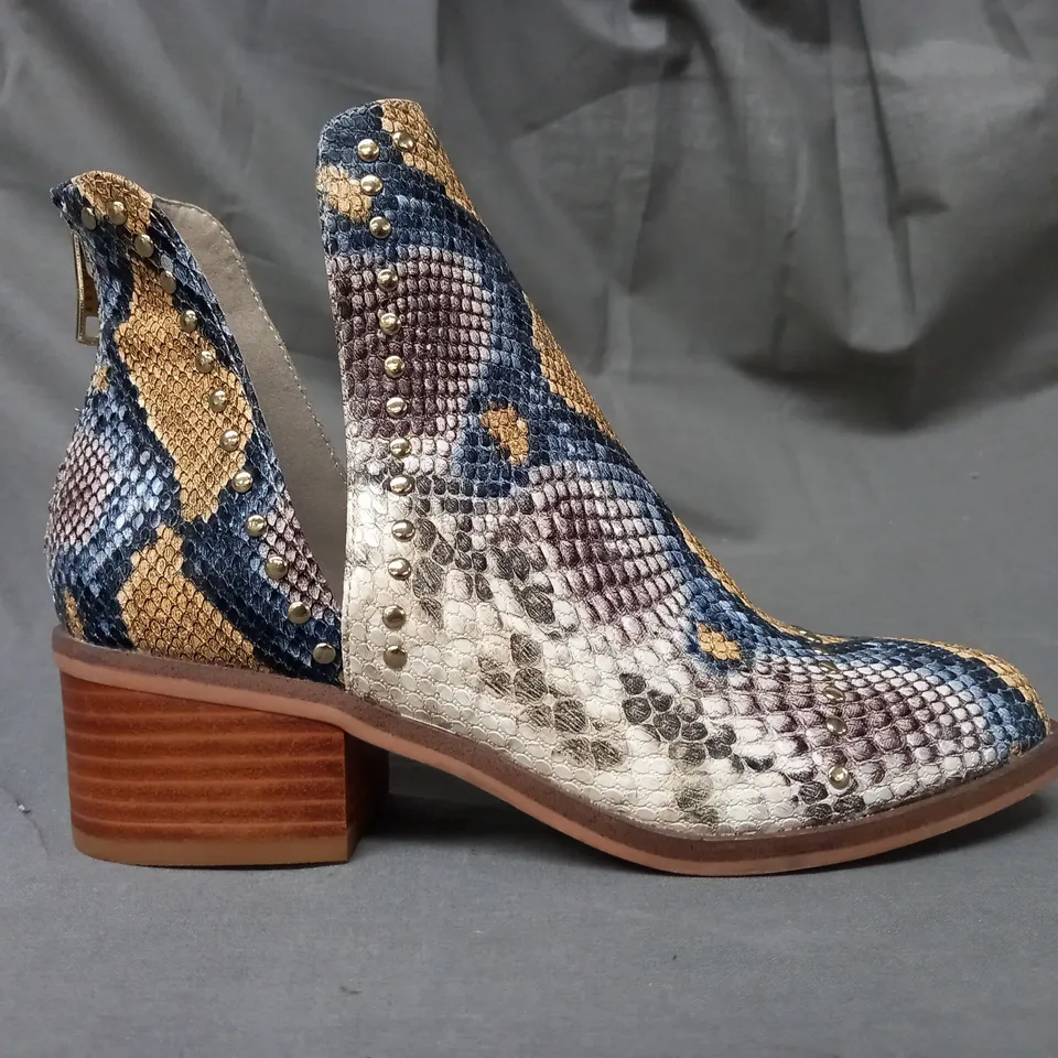 BOXED PAIR OF STEVE MADDEN CONSPIRE SYNTHETIC ANKLE BOOTS IN MULTI EU SIZE 36