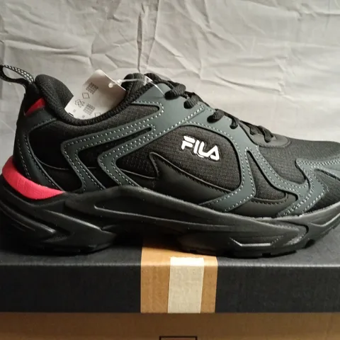 BOXED PAIR OF FILA TRAINERS – BLACK/GREY, MEN'S - UK SIZE 8.5