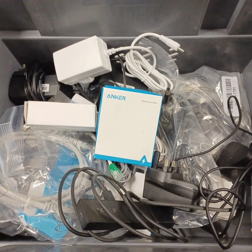 BOX TO CONTAIN APPROX. 15 X ASSORTED TECH PRODUCTS. INCLUDES CHARGING CABLES, COMPUTER MOUSE, VOICE RECORDER ETC 