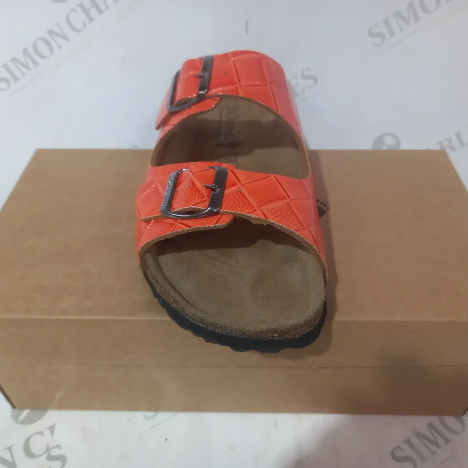 BOXED PAIR OF BONOVA OPEN TOE SANDALS IN ORANGE SIZE 6