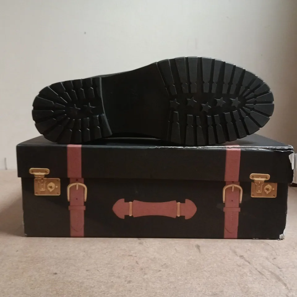 BOXED PAIR OF WALK LONDON JAMES BROGUE SHOES IN BLACK SIZE UK 9
