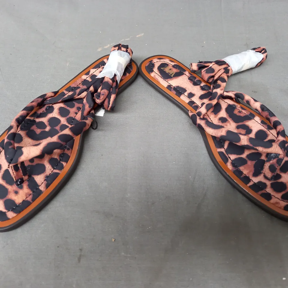 PAIR OF ZARA TOE-POST FLAT SANDALS IN LEOPARD PRINT EU SIZE 38