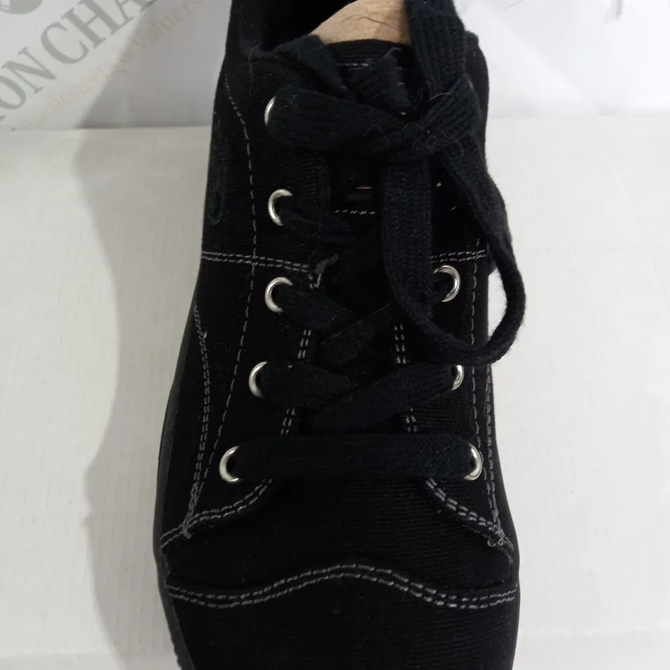 SKETCHERS ROADIES TRAINER SIZE 3
