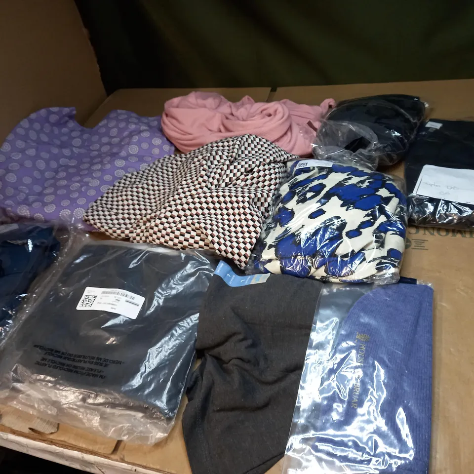 LOT OF APPROX 20 ASSORTED CLOTHING ITEMS VARYING IN SIZE/COLOUR/STYLE TO INCLUDE: TROUSERS, DRESSES, JUMPERS