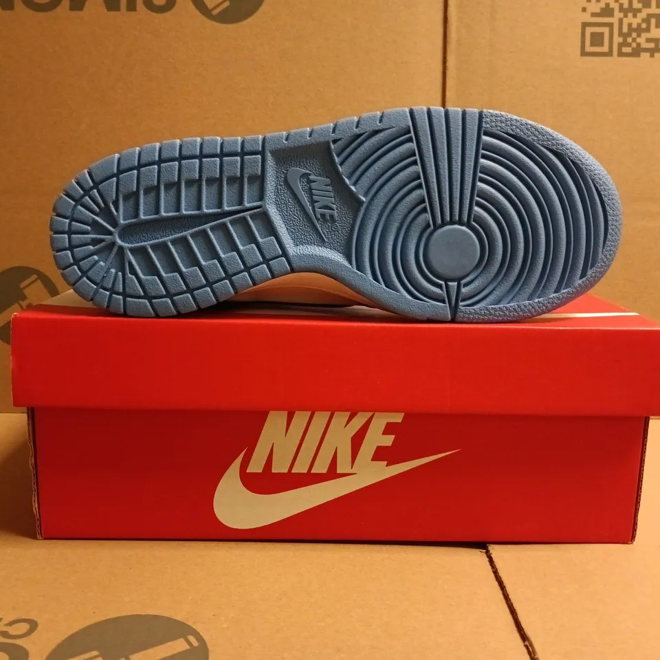 BOXED PAIR OF NIKE DUNK LOW TRAINERS IN WHITE/BLUE SIZE UK 6