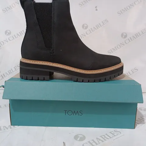 BOXED PAIR OF TOMS DAKOTA WATER RESISTANT BOOTS IN BLACK UK SIZE 5